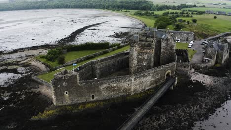 Drohnenaufnahme-über-Dem-Berühmten-Blackness-Castle-An-Der-Küste-Schottlands