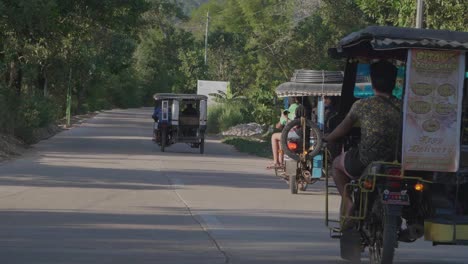 Mehrere-Dreiräder-Fahren-Auf-Den-Philippinen-Eine-Straße-Entlang