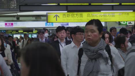 Extrem-Belebte-U-Bahn-Station-In-Tokio,-Japan,-Mit-Vielen-Pendlern,-Die-Zu-Ihrem-Arbeitsplatz-Reisen