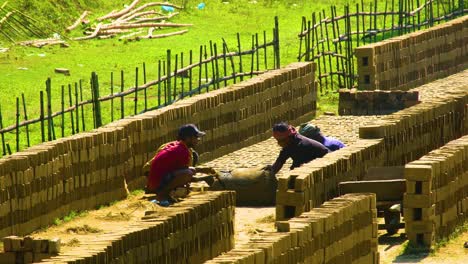 Trabajadores-En-El-Campo-Moldeando-Ladrillos-De-Arcilla-En-Bangladesh,-Asia-Del-Sur