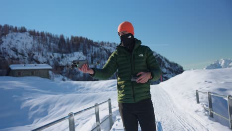Männerhand-Startet-Drohne,-Nachdem-Sie-Im-Winter-Nach-Sicheren-Bedingungen-Im-Freien-Gesucht-Hat