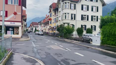 Innere-Straßen-Des-Dorfes-|-Interlaken,-Schweiz,-Immersiver-Reisetourismus,-Bergtal-Resort-Stadt,-Europa,-Wandern,-Regnerischer-Tag,-4k