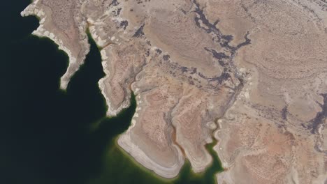 Eine-Hochfliegende-Drohne-Schoss-über-Lake-Mead,-Einem-Riesigen-Stausee,-Der-Durch-Den-Hoover-Staudamm-Am-Colorado-River-Gebildet-Wurde-Und-An-Der-Grenze-Zwischen-Arizona-Und-Nevada,-östlich-Von-Las-Vegas-Liegt