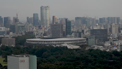 Mit-Blick-Auf-Das-Japanische-Nationalstadion-Nach-Sonnenuntergang-Mit-Der-Himmelslandschaft-Von-Tokio-Im-Hintergrund