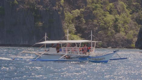 Un-Barco-En-Coron,-Filipinas,-Que-Transportaba-Turistas-Para-Un-Recorrido-De-Isla-En-Isla.