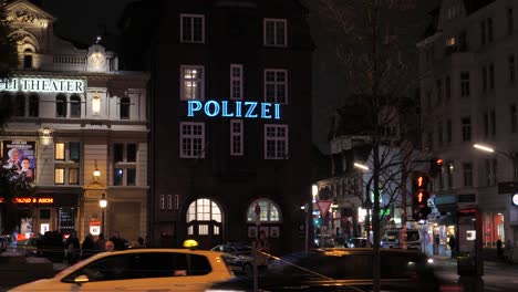 Señal-Policial-Del-Famoso-Davidwache-En-Reeperbahn-En-Hamburgo,-Alemania,-Por-La-Noche