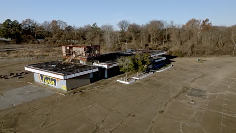 Abandoned-Twin-Drive-In-movie-theater-in-Memphis,-Tennessee-with-drone-video-moving-in-a-circle