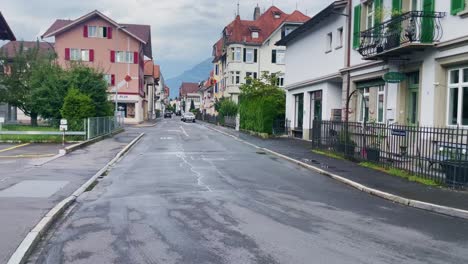 Stadtstraßen-Im-Dorf-|-Interlaken,-Schweiz,-Immersiver-Reisetourismus,-Bergtal-Resort-Stadt,-Europa,-Wandern,-Regnerischer-Tag,-4k
