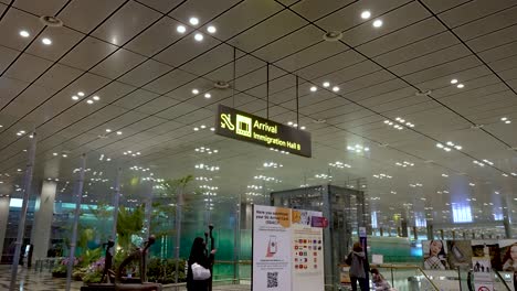 Señalización-De-La-Sala-De-Llegadas-E-Inmigración-Dentro-Del-Edificio-De-La-Terminal-Del-Aeropuerto-De-Changi