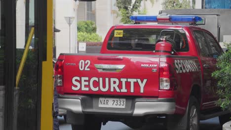 Un-Vehículo-De-Seguridad-Frente-A-Un-Centro-Comercial-En-La-Ciudad-De-Makati,-Manila.
