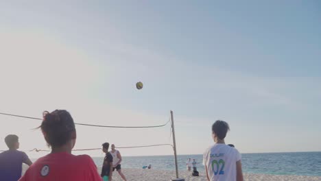 Junge-Filipinos-Spielen-Bei-Sonnenuntergang-Beachvolleyball-Gegen-Einige-Westliche-Touristen