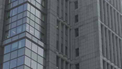 Eine-Riesige-Wolkenkratzerfassade-Voller-Beton-In-Tokio,-Japan