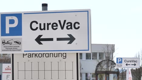 Firmenschild-Der-Curevac-AG-In-Tübingen,-Deutschland-An-Einem-Sonnigen-Tag
