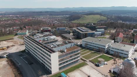 Luftdrohnenaufnahme-Des-Firmensitzes-Der-Curevac-AG-In-Tübingen-An-Einem-Sonnigen-Tag