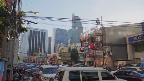 Rush-Hour-on-a-street-in-Makait-City,-Metro-Manila,-Philippines