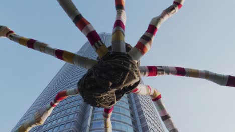 Maman-Spider-Sculpture-and-the-Roppongi-Hills-Skyscraper-Tower-in-Tokyo,-Japan