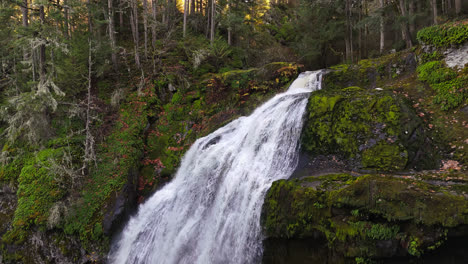 Wasserfall-Im-Wald-Im-Pazifischen-Nordwesten-4K-Drohnenaufnahmen,-Seitenansicht-Absteigend