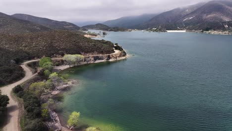 Bouquet-Reservoir-In-Südkalifornien-An-Einem-Launischen,-Bewölkten-Tag,-Luftaufnahme-Von-60-Bildern-Pro-Sekunde