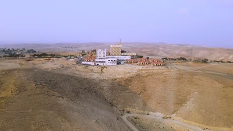 Ein-Hotel-In-Der-Wüste,-Der-Negev-Wüste-Im-Süden-Israels,-Drohnenaufnahme
