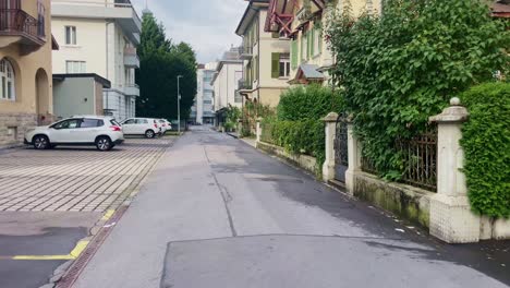Spaziergang-Durch-Eine-Seitengasse-In-Der-Innenstadt-|-Interlaken,-Schweiz,-Immersiver-Reisetourismus,-Bergtal-Resort-Stadt,-Europa,-Wandern,-Regnerischer-Tag,-4k
