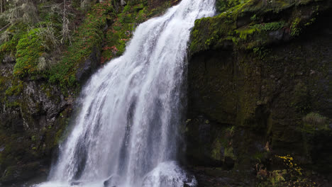 Wasserfall-Im-Wald-Im-Pazifischen-Nordwesten-4K-Drohnenaufnahmen,-Die-Vom-Fuß-Des-Wasserfalls-Aufsteigen