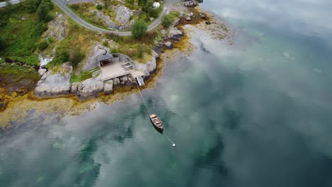 Wunderschöne-Aufnahmen-Eines-Bootes,-Das-In-Einem-Norwegischen-Fjord-Vertäut-Liegt