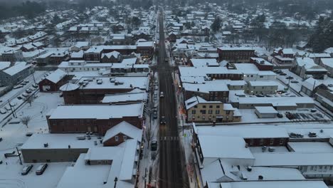 Kleinstadt-In-Den-USA-In-Der-Abenddämmerung-Mit-Schnee-Bedeckt