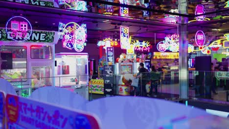 Slow-motion-pan-to-the-right-of-Japan-Neon-Light-Entertainment-Center,-Slow-motion-Focus-Reveal-of-Kabukicho-4k
