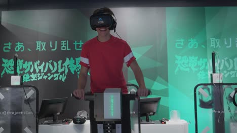 Ein-Tourist-Spielt-Ein-Virtual-Reality-Spiel-In-Der-VR-Halle-In-Shinjuku,-Tokio,-Japan