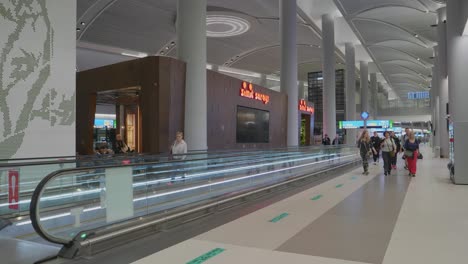 Muchas-Personas-Caminando-Hacia-Sus-Puertas-En-El-Aeropuerto-De-Estambul-En-Turquía