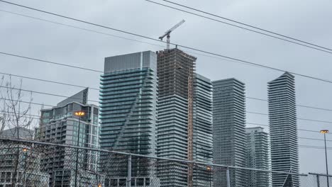 Construcción-Y-Condominios-De-Gran-Altura-En-Parklawn-En-Toronto,-Timelapse