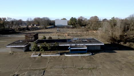 Abandoned-Twin-Drive-In-movie-theater-in-Memphis,-Tennessee-with-drone-video-moving-forward