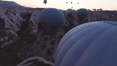 FPV-Von-Heißluftballons-In-Kappadokien,-Türkei-Bei-Sonnenaufgang