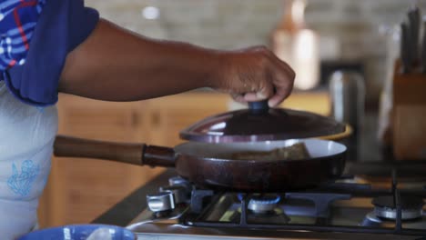 Cooking-omelette-in-Nepali-hostel