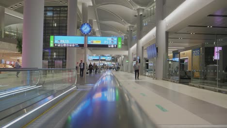 Lapso-De-Tiempo-De-Personas-Caminando-Por-El-Aeropuerto-De-Estambul-En-Turquía