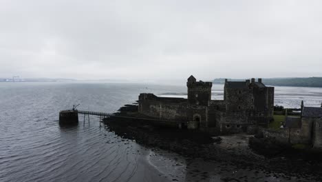 Drohnenaufnahme-Von-Blackness-Castle-An-Der-Küste-Schottlands