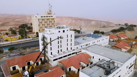 Building-a-hotel-in-the-desert