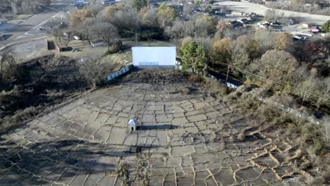 Abandoned-Twin-Drive-In-movie-theater-in-Memphis,-Tennessee-with-drone-video-moving-down