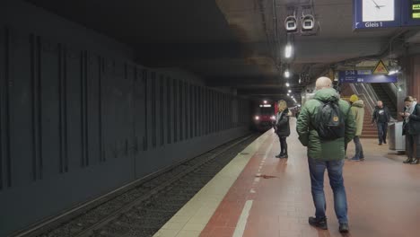 Estación-De-Metro-En-La-Estación-Principal-De-Hamburgo