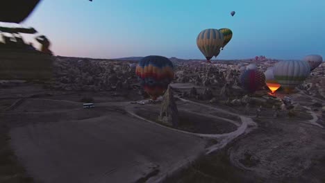 Hot-Air-Balloons-In-Cappadocia,-Turkey-At-Sunrise---FPV