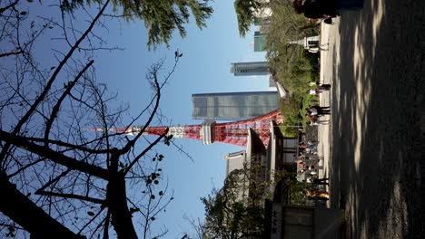 Besucher-Gehen-Vor-Dem-Innenhof-Neben-Dem-Zojoji-Tempel-Mit-Blick-Auf-Den-Tokyo-Tower-Und-Die-Azabudai-Hügel-Vor-Blauem-Himmel