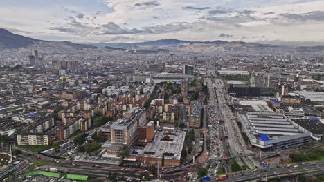Bogotá-Colombia-Antena-V45-Paso-Elevado-Avenida-Nqs-Autopista-Que-Captura-El-Tráfico-Intenso-En-La-Carretera-Y-El-Paisaje-Urbano-De-Los-Barrios-Samper-Mendoza-Y-Puente-Aranda---Filmado-Con-Mavic-3-Cine---Noviembre-De-2022