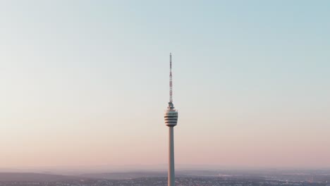 Luftdrohnenaufnahme-Des-Berühmten-Fernsehturms-In-Stuttgart,-Deutschland