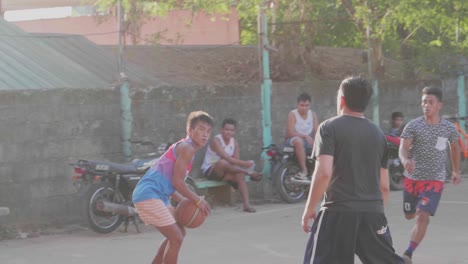 Eine-Gruppe-Junger-Filipinos,-Die-Während-Der-Golden-Hour-Auf-Einem-Platz-Auf-Den-Philippinen-Basketball-Spielen