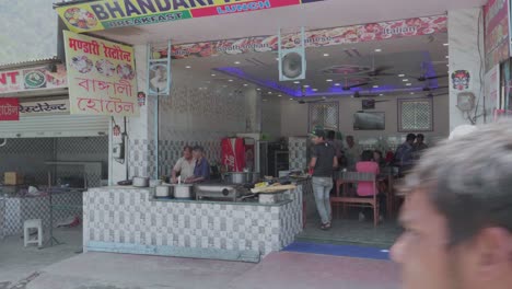 Menschen-In-Zeitlupe,-Die-An-Einem-Marktstand-Am-Straßenrand-Traditionelles-Indisches-Streetfood-Zubereiten