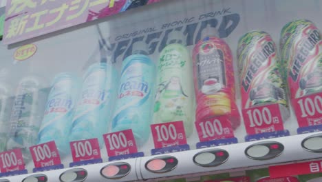 Handaufnahme-Eines-Getränkeautomaten-Kommerzieller-Marken-In-Tokio