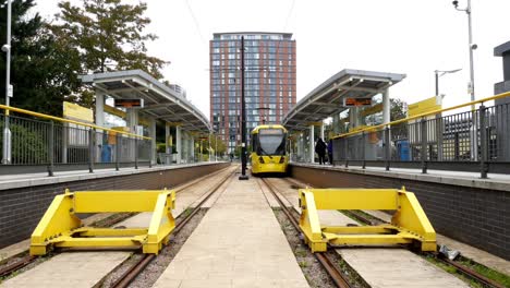 Eine-Der-Legendären-Gelben-Straßenbahnen-Manchesters,-Die-Vom-Bahnhof-Media-City-UK-Abfährt