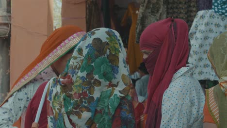 Mujer-Vestida-Con-Un-Sari-Tradicional-En-La-India-Charlando-En-Las-Calles