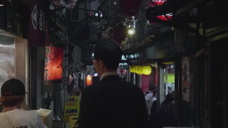 Gente-Caminando-Por-El-Callejón-Omoide-Yokocho-En-Shinjuku,-Tokio,-Japón