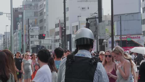 Handheld-Zeitlupe-Kamerafahrt-Von-Fußgängern,-Die-Auf-Der-Straße-Von-Tokio-Spazieren